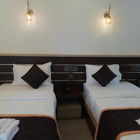 Paul Residency Hotel Недумбасери Екстериор снимка
