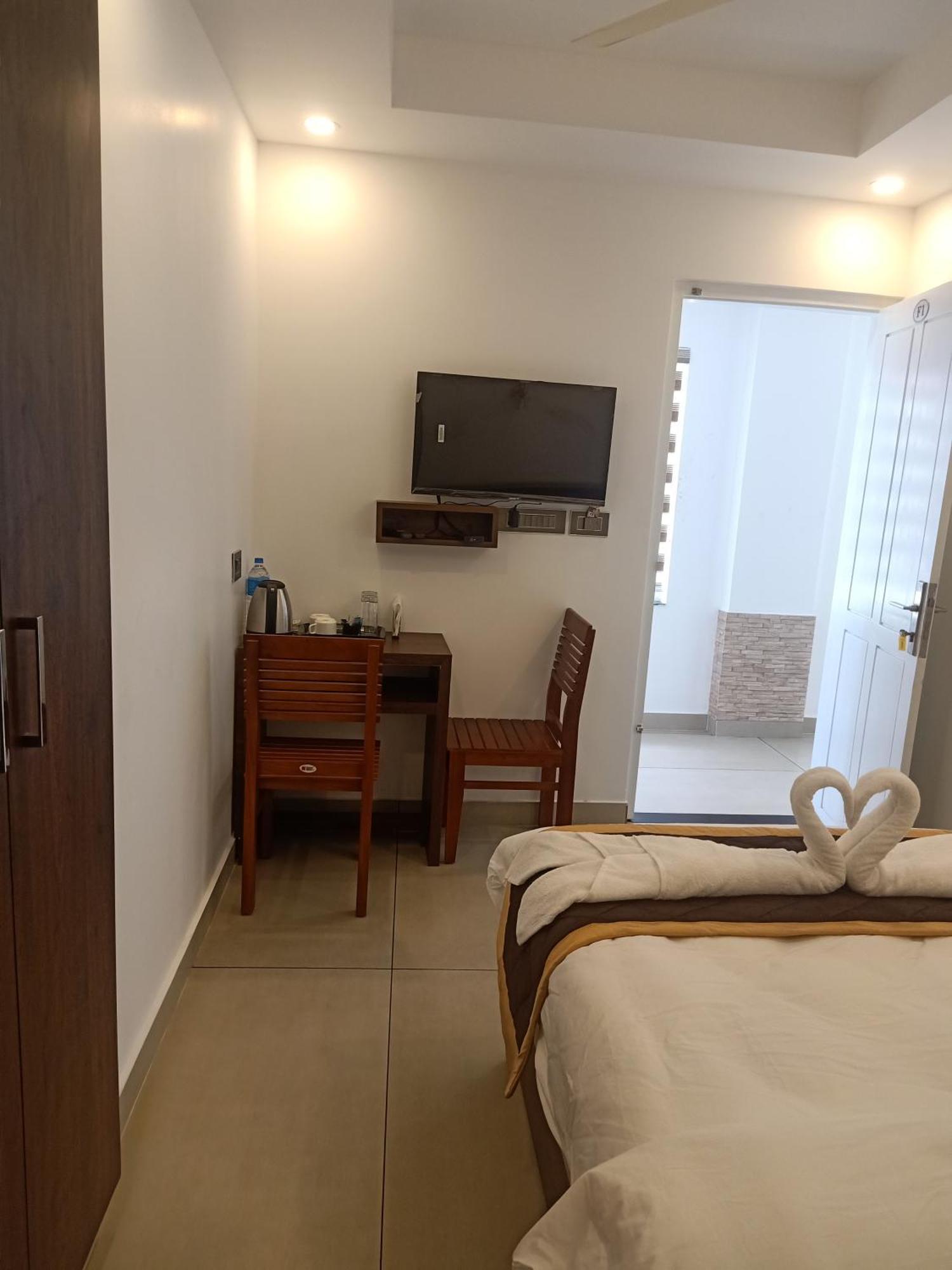 Paul Residency Hotel Недумбасери Екстериор снимка