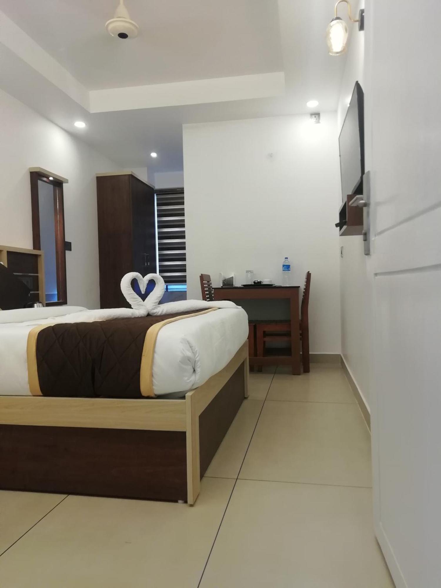 Paul Residency Hotel Недумбасери Екстериор снимка