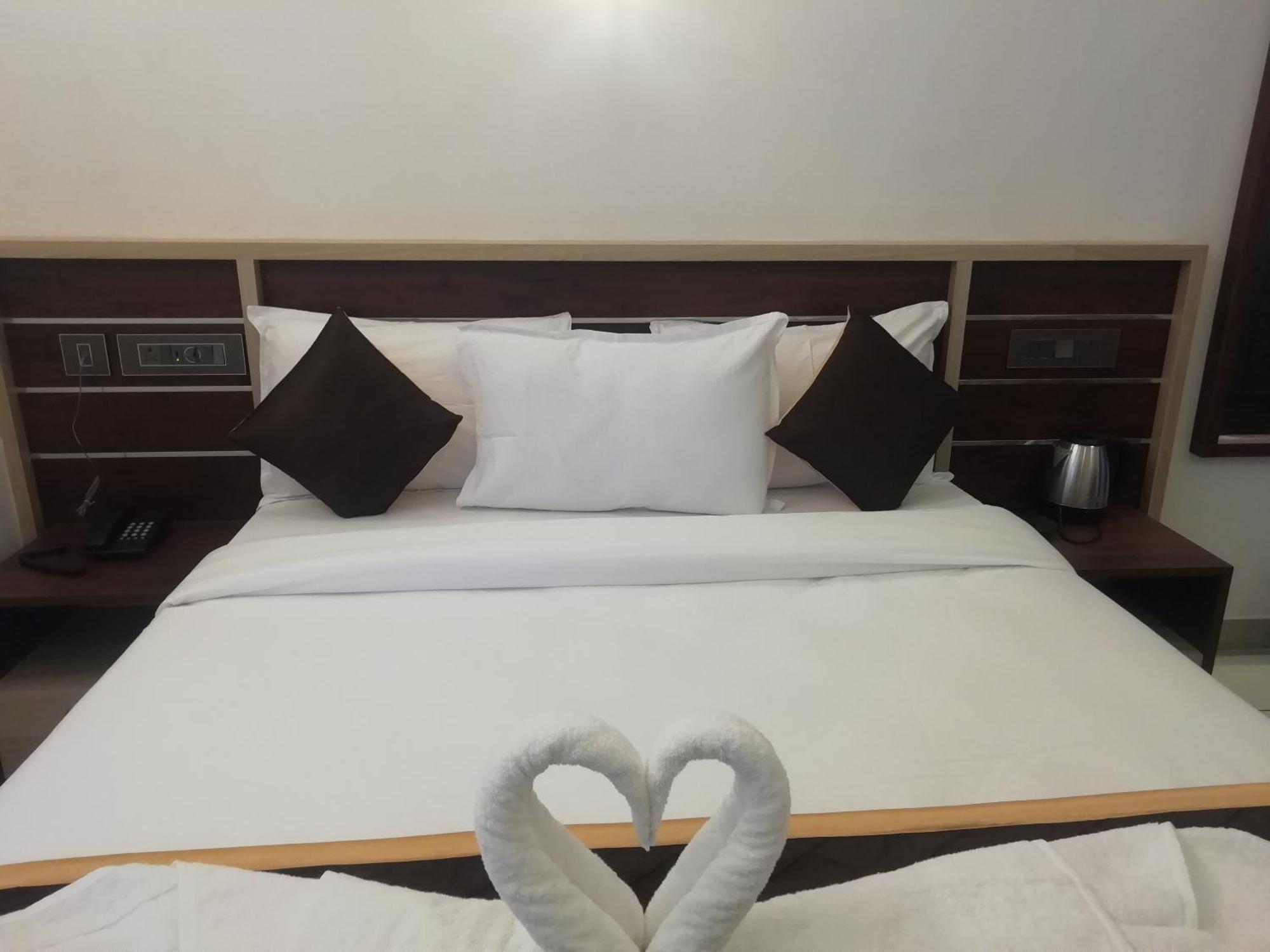 Paul Residency Hotel Недумбасери Екстериор снимка