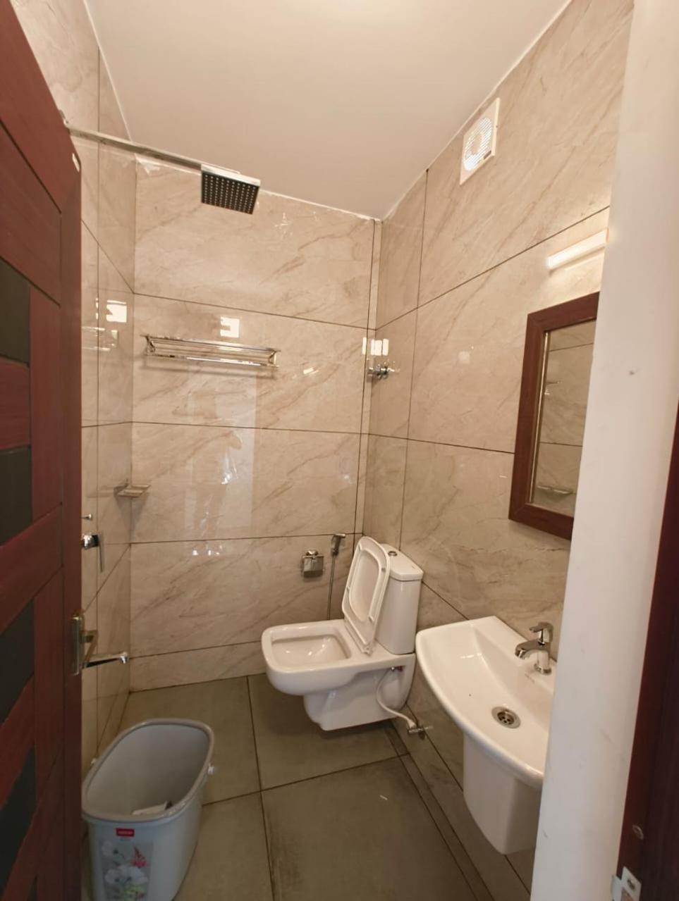 Paul Residency Hotel Недумбасери Екстериор снимка